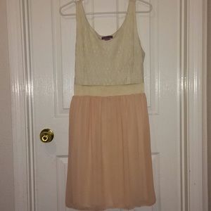 Sleeveless lace & flowly dress